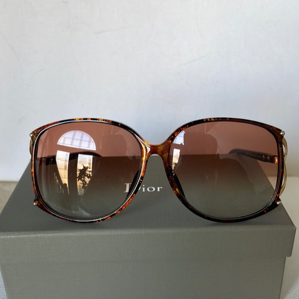 Authentic Large Frame Sunglasses Dior. - Picture 4 of 16